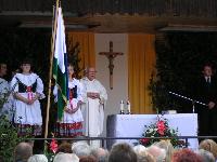 20. 8. 2005 mše svatá v areálu Pod Lipou pøi setkání rodákù.
